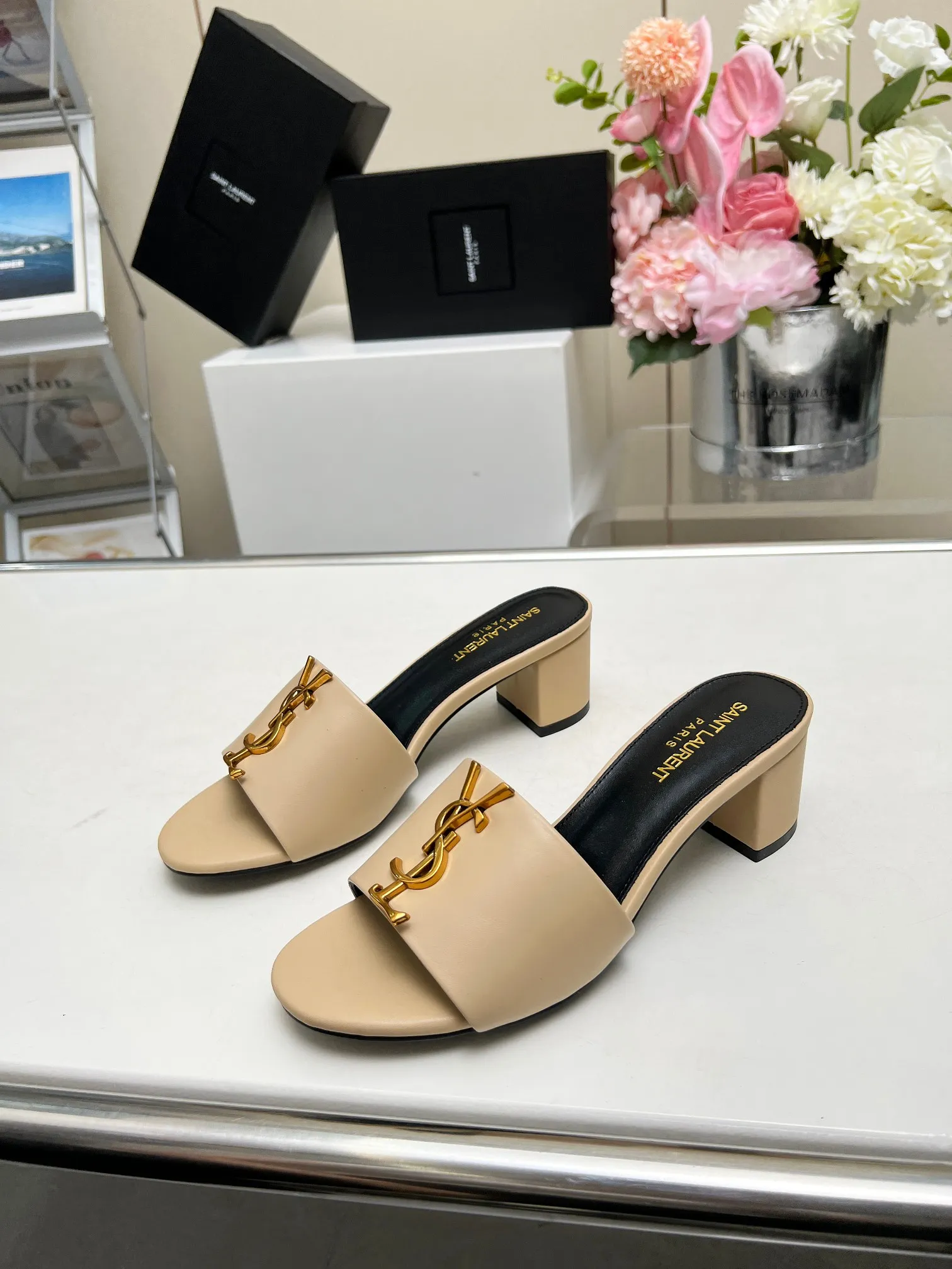 👟👟Ex-factory price 340👟👟 Genuine leather sole +30 Heel height: 5cm Fabric: Cow leather Pads: Sheep leather Size: 35-43 (42, 43 custom-made, non-returnable) [Saint Laurent] Saint Laurent 2024 counter synchronized new model, YSL-logo letter buckle decoration, high-quality and glamorous masterpiece, both temperament and fashion Classic and attractive design style, especially beautiful on the feet